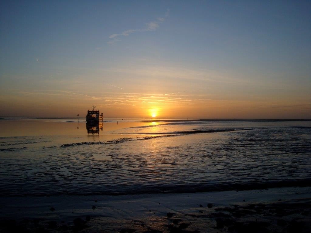 Waddenzee met ondergaande zon