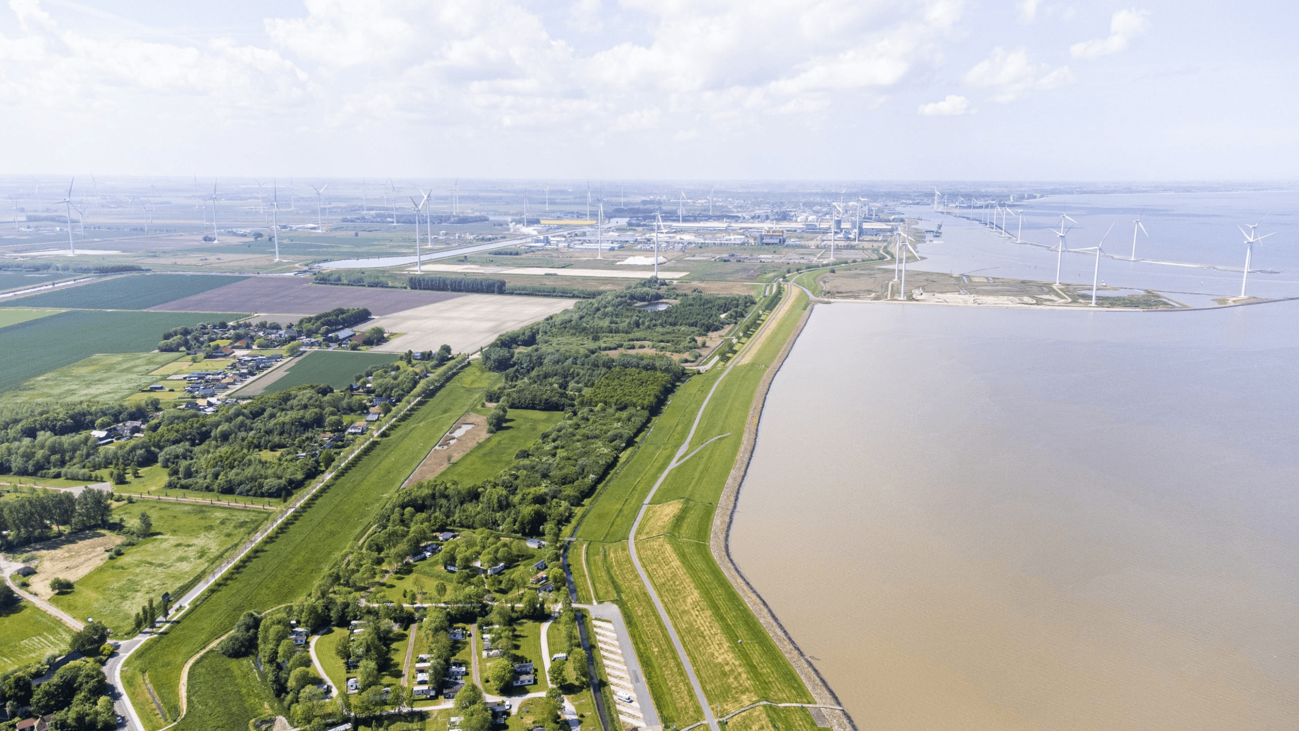 Een luchtfoto van de waddenkust