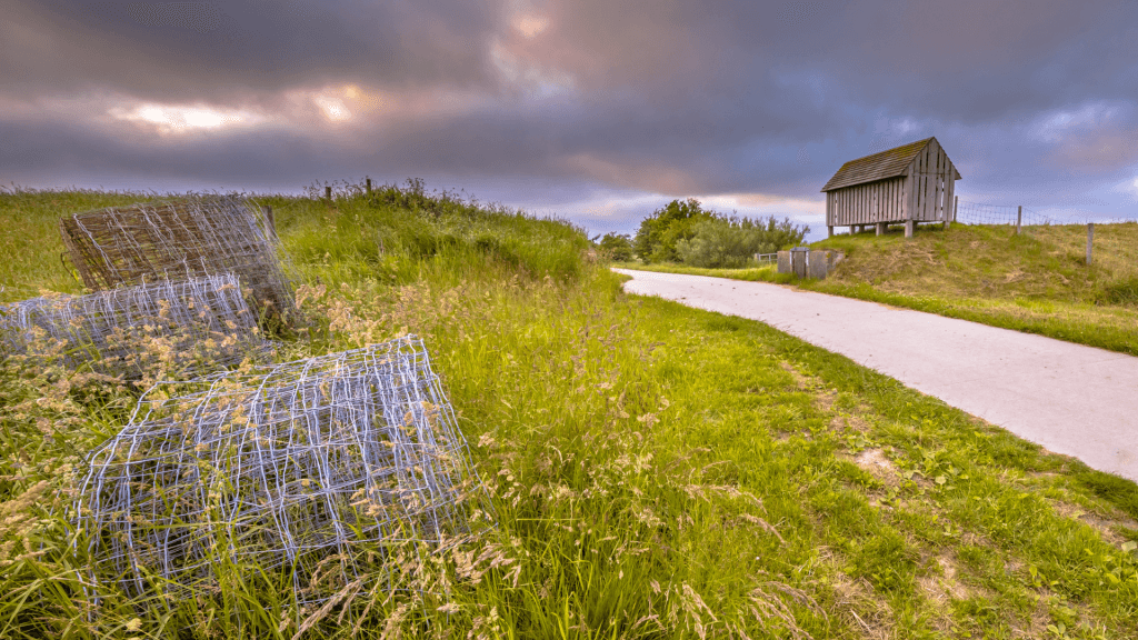 Een schotbalkhuisje op een slaperdijk met een coupure (dijkdoorgang) ernaast in het Groningse Usquert