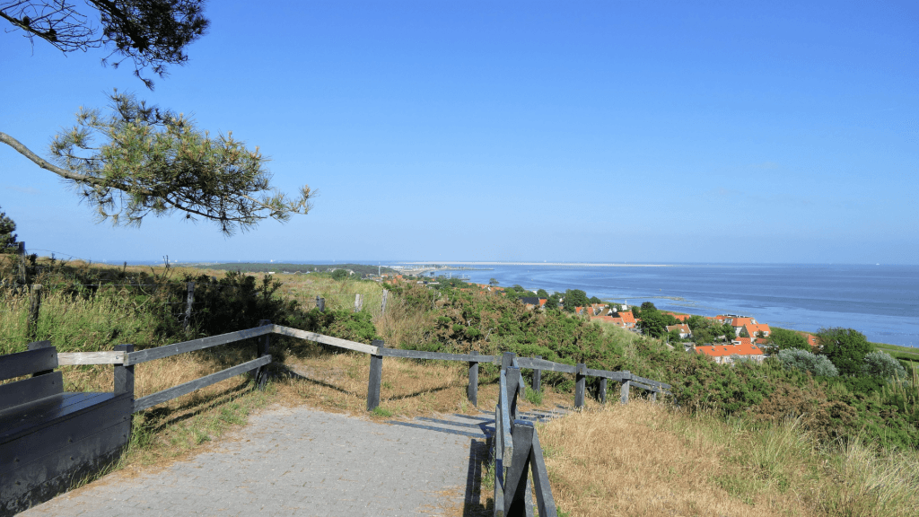 Dorpje in Vlieland vanaf een pad in de duinen