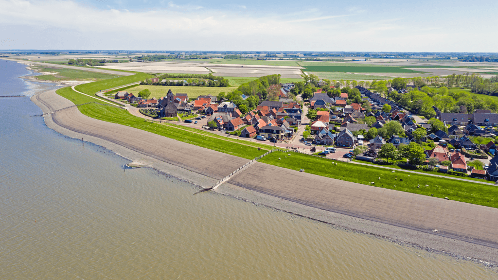 Een luchtfoto van de vastewalkust bij Wierum